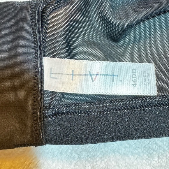 Livi Active Molded Cup No Wire Sports Bra - Picture 8 of 9